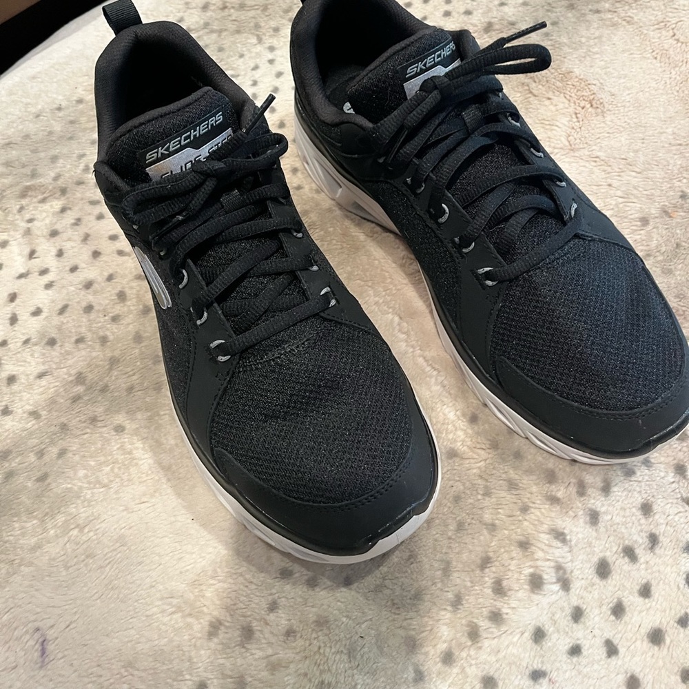 Skechers sneakers only worn once